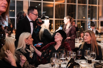 Marcelo Polino saluda a Graciela Borges, junto a Evelyn Schiedl. Detrás, Carina Zampini