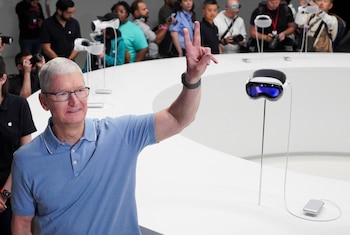 Bajo el liderazgo de Tim Cook la empresa ha lanzado dispositivos que combinan realidad aumentada y virtual como el Apple Vision Pro. (Foto: REUTERS/Loren Elliott)
