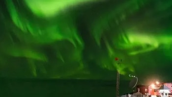 La espectacular aurora austral que iluminó el cielo de una base antártica argentina
