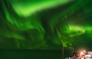 El color verde de la aurora suele asociarse a la interacción del oxígeno con partículas solares en las capas superiores de la atmósfera entre cien y cuatrocientos kilómetros (SMN)