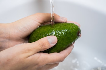 El avocado hand (ShutterStock España)