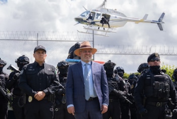 A la izquierda el secretario de Seguridad Pública José Antonio Cruz y al centro el gobernador Bedolla. Crédito: Gobierno de Michoacán