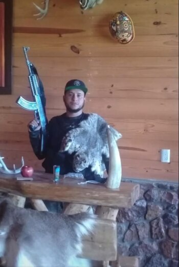 Uno de los sicarios posó