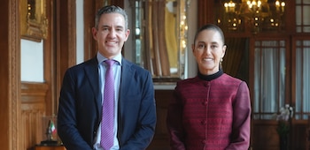 El director ejecutivo y fundador David Vélez Osorno expuso a la mandataria la proyección de capital de la institución