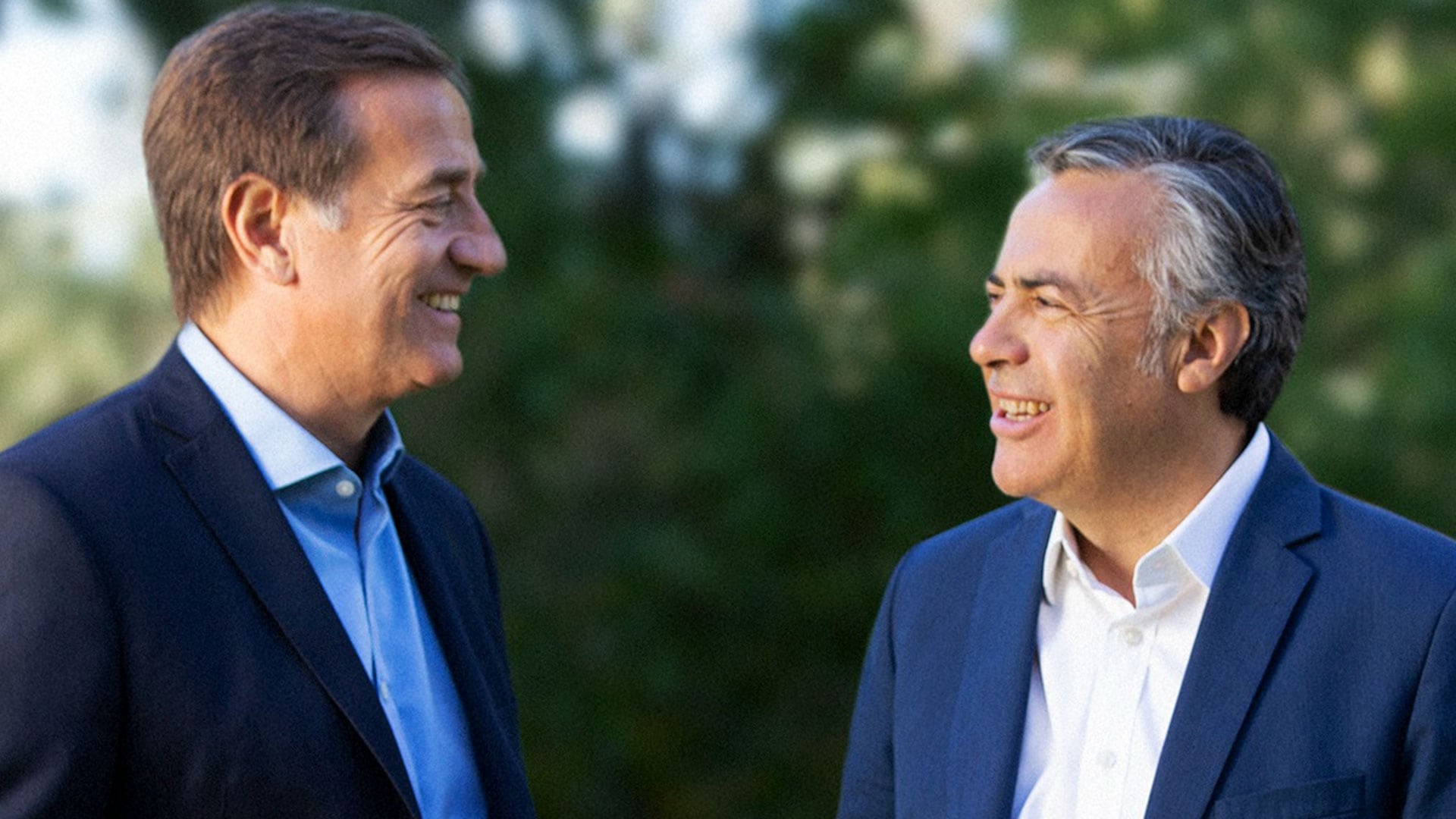 El senador y ex gobernador de Mendoza, Rodolfo Suarez, junto al actual mandatario del distrito cuyano, Alfredo Cornejo