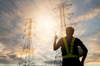 Cuando una línea de transmisión eléctrica queda fuera de servicio, no hay tiempo para buscar quién puede repararla (Foto: Shutterstock)