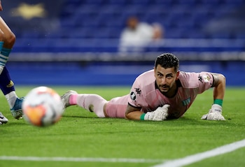 Arias sigue la trayectoria del balón tras una de sus atajadas (REUTERS/Agustin Marcarian)