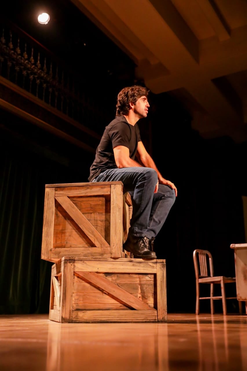 El nuevo unipersonal de Patricio Abadi que está en el Teatro Nacional Cervantes enlaza ficción y registros familiares digitalizados para pensar la despedida como experiencia compartida, en una temporada que se extenderá hasta el 9 de agosto (Mauricio Cáceres)