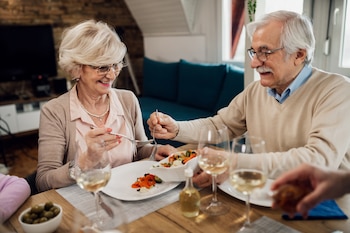 Una pareja de abuelos comiendo (Magnific)