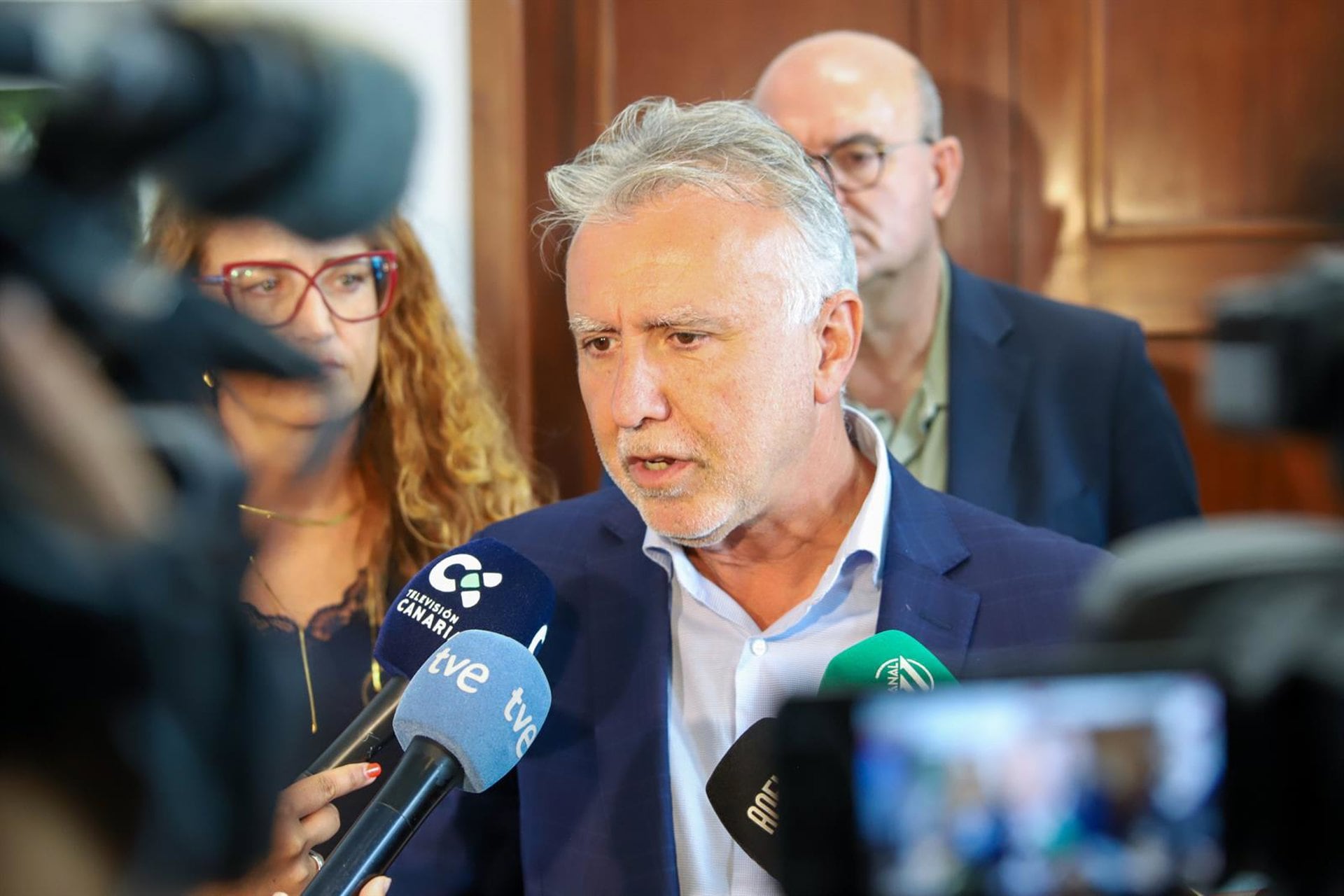 27/08/2025 El ministro de Política Territorial y Memoria Democrática, Ángel Víctor Torres (2i), atiende a los medios de comunicación tras la Comisión Mixta de seguimiento del Protocolo de Exhumaciones en la Fosa de la Araña, en Fuencaliente, a 27 de agosto de 2025, en Santa Cruz de La Palma, La Palma, Canarias (España).El Ministerio de Política Territorial y Memoria Democrática, el Gobierno de Canarias, el Cabildo de La Palma y el Ayuntamiento de Fuencaliente firmaron un acuerdo en julio de 2024 para excavar la parcela de la Vaguada de la Araña, en el entorno del Pino del Consuelo, en busca de represaliados del franquismo. Para este fin, el Ministerio de Política Territorial y Memoria Democrática aporta 100.000 euros y el Gobierno de Canarias, a través de la Consejería de Presidencia, en torno a 80.000.
POLITICA
Europa Press Canarias - Europa Press