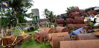 Decenas de tómbolas rústicas y maquinaria pesada, utilizadas por los mineros ilegales ("coligalleros") para la molienda de sedimentos en Crucitas, permanecen decomisadas en un centro de acopio policial (Cortesía Presidencia CR).