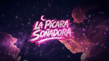 El título La Pícara Soñadora escrito con letras brillantes en tono rosa y blanco sobre un fondo oscuro con nubes rosadas y estrellas