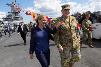 La primera ministra sueca, Magdalena Andersson, y el comandante del Estado Mayor Conjunto de los Estados Unidos, el general Mark Milley, a bordo del buque de guerra anfibio estadounidense USS Kearsarge, antes del ejercicio Baltic Operations 'Baltops 22', en Estocolmo, Suecia, el 4 de junio de 2022. TT News Agency/Fredrik Persson via REUTERS