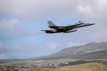 FOTO ARCHIVO. Un F-18 español, unidades aéreas de la OTAN. (Ángel Medina G / EFE)