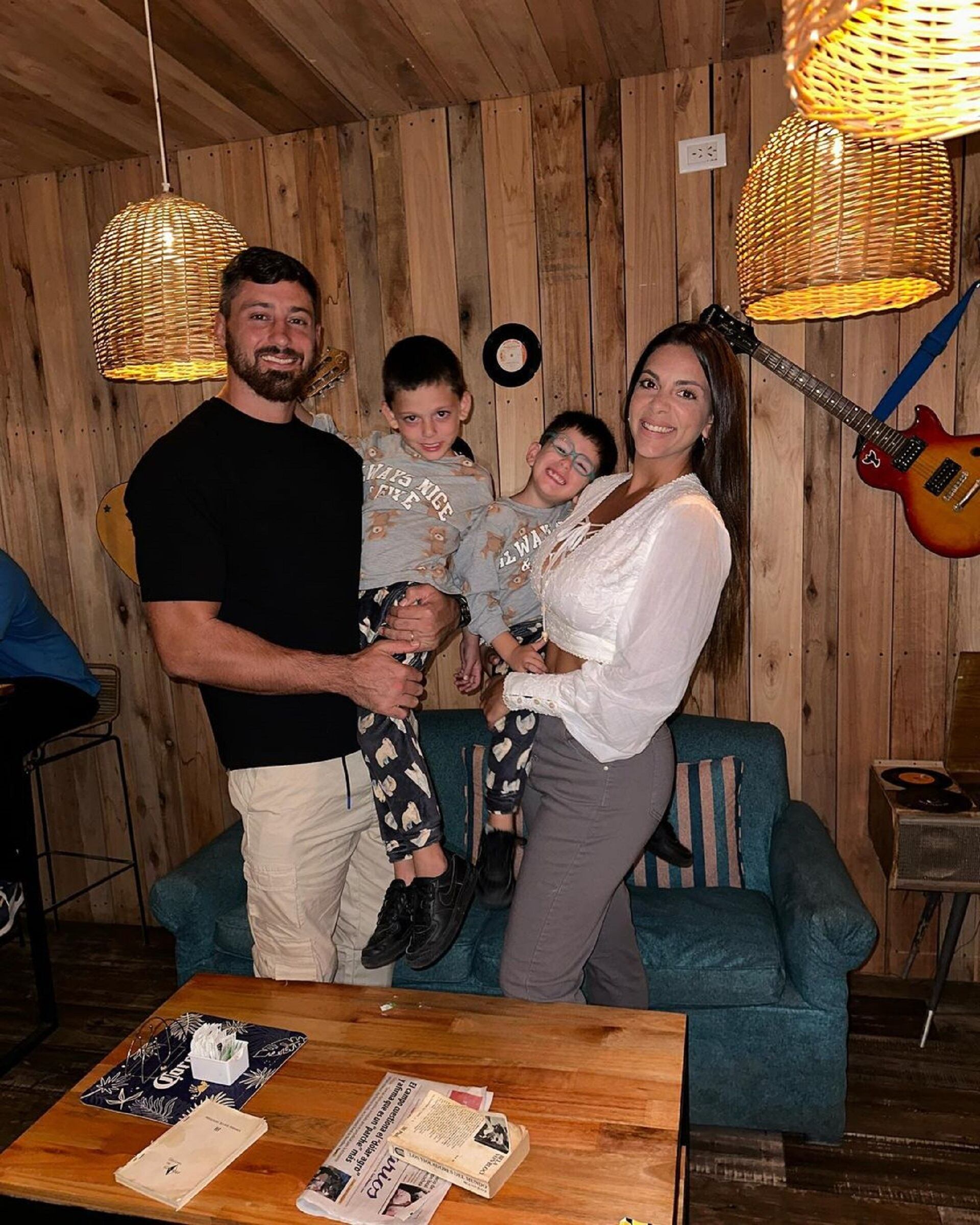 Belu Lucius y su marido junto a sus hijos, Bautista y Benjamín