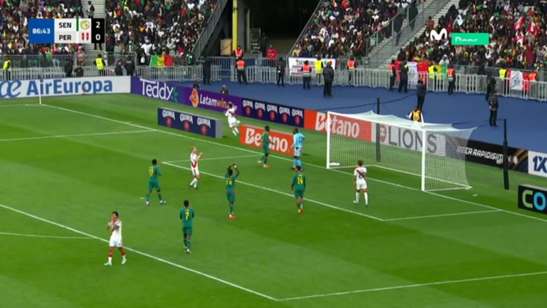 Adrián Quiroz estuvo cerca de descontar para la selección peruana ante Senegal. Crédito: Captura Movistar Deportes.
