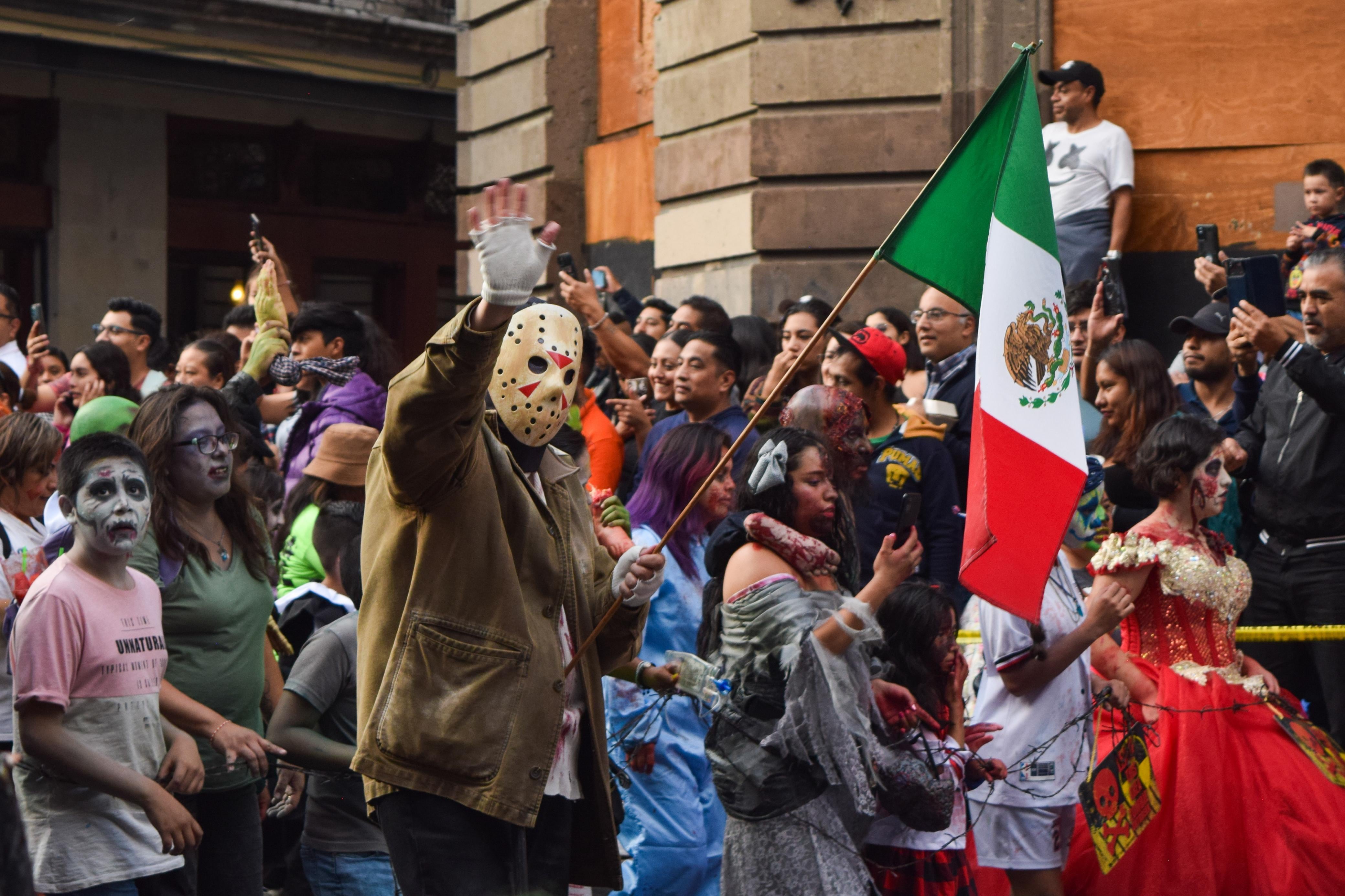 Familias dedican horas a preparar sus disfraces para la Marcha Zombie 2026; Monumento a la Revolución, el punto de reunión
