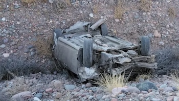 El vehículo terminó dentro de un zanjón tras salir de la calzada en la Variante Palmira (Fotos: MDZol)