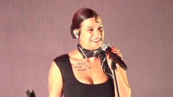 Toni Acosta, orgullosa de su nuera Dora Postigo, hija de Bimba Bosé, en su concierto más emotivo en Madrid