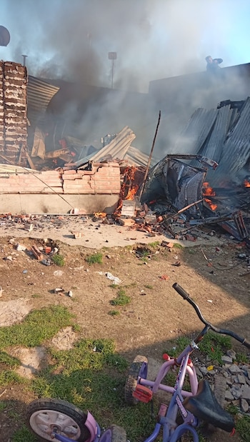 Dos casas fueron alcanzadas por el fuego en San Carlos y Villa Elisa, en episodios ocurridos en las últimas horas