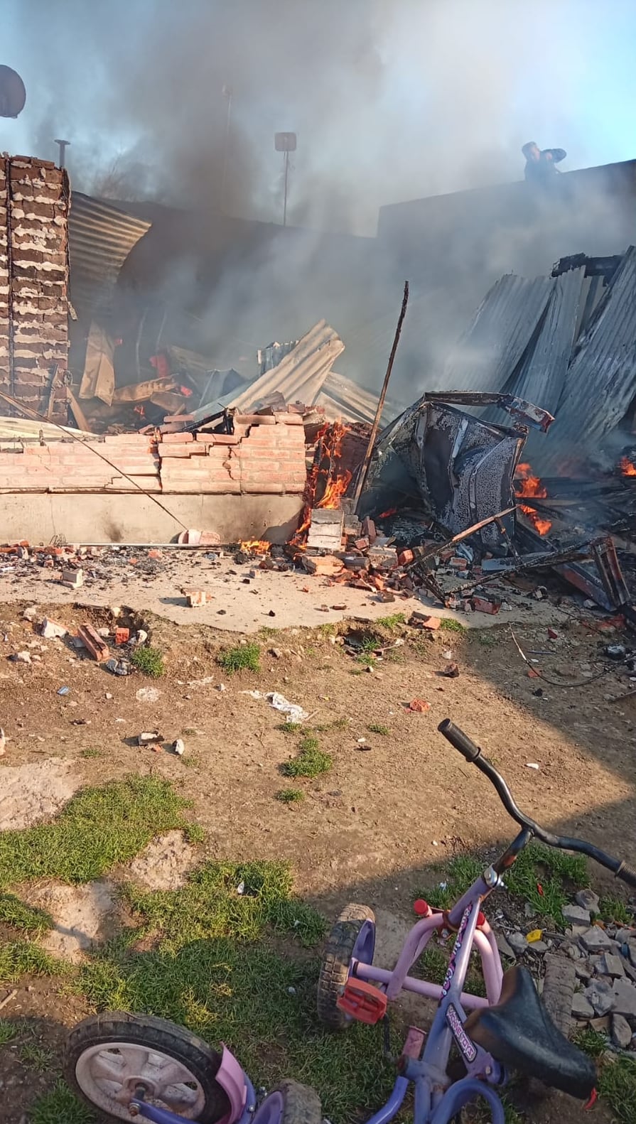 Dos casas fueron alcanzadas por el fuego en San Carlos y Villa Elisa, en episodios ocurridos en las últimas horas
