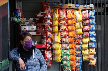 Una comerciante con barbijo en Valparaiso, Chile (REUTERS/Rodrigo Garrido)