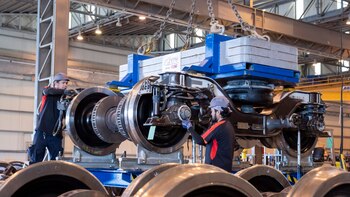 CAF logra dos contratos de