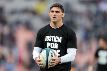 Pablo Matera con la remera "Justicia por Fede" antes del juicio por el asesinato del ex Puma Aramburu