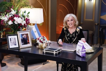 El look de Mirtha Legrand destacó por un vestido de terciopelo negro con figuras geométricas doradas y plateadas, acompañado de accesorios dorados y peinado clásico (Crédito: La Noche de Mirtha)