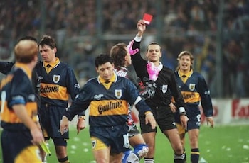 Javier Castrilli y la expulsión a Diego Maradona, dando inicio un escándalo dentro del campo de juego