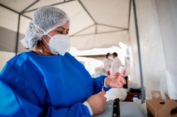 Una integrante del personal médico