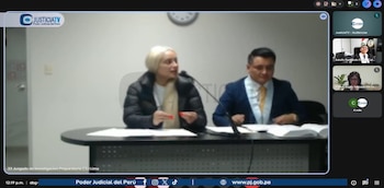 Captura de pantalla de una audiencia virtual de JusticiaTV mostrando a Nadeska Widausky con chaqueta negra, hablando. Un hombre en traje está a su lado