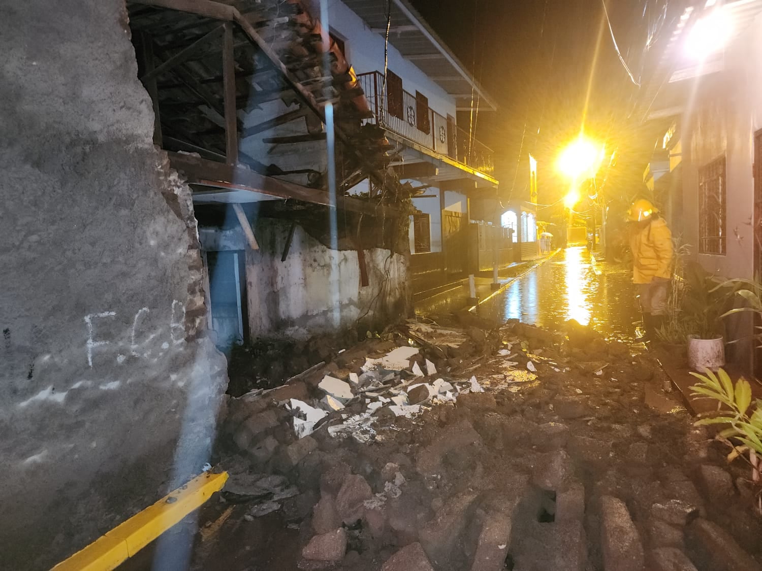 Miles de pobladores enfrentan dificultades para movilizarse hacia distintas comunidades. El comercio se mantiene paralizado en varios sectores afectados por las inundaciones. (Foto: Cuerpo de Bomberos)