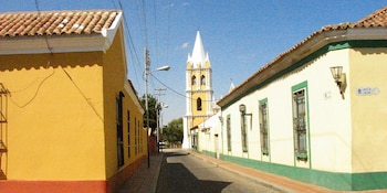 Una iglesia asoma entre las
