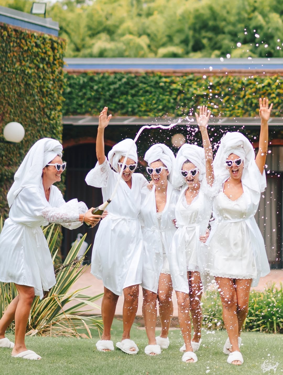 Para celebrar una de las amigas de Emily descorchó un champagne e hizo una lluvia de espuma