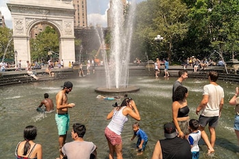 La ola de calor representa riesgos adicionales debido a la falta de adaptación de la infraestructura urbana y de los habitantes tras el invierno (Secret NYC)
