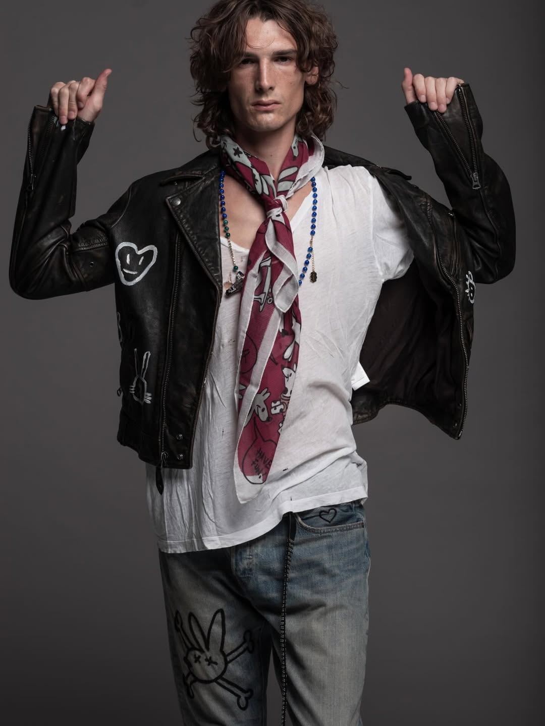 Cada imagen revela detalles que recuerdan la estética de Spinetta en los años 70, desde el cabello hasta la expresión seria y bohemia (Crédito: Instagram/gabriel_rocca)