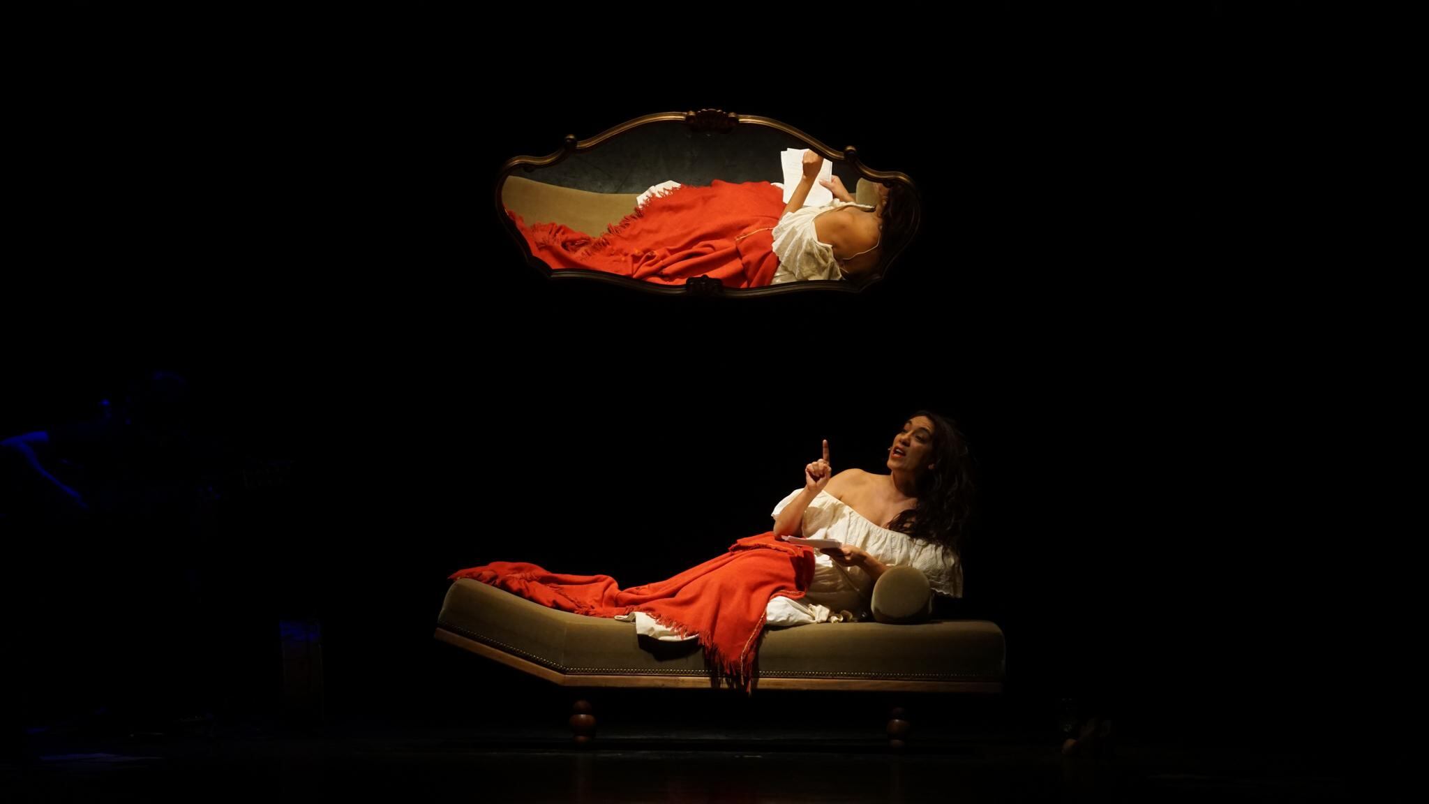 Con imágenes que por momentos parecen cuadros, Lorena Vega compone a Encarnación Ezcurra.