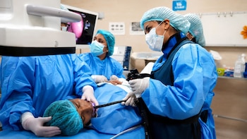 La técnica mínimamente invasiva amplía las alternativas para tratar obstrucciones digestivas, ya que puede utilizarse en determinados casos que afectan el esófago, colon, duodeno o vía biliar - Créditos: Essalud.