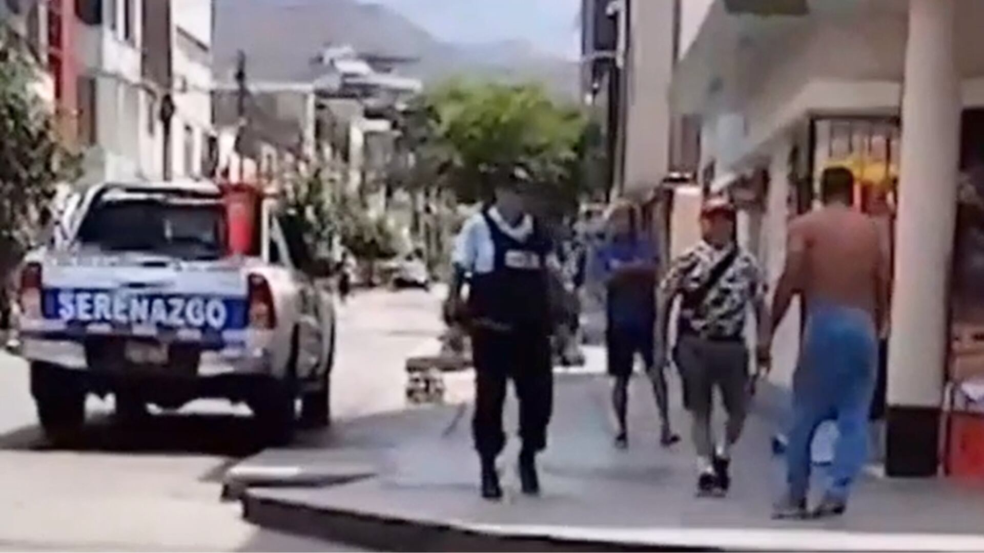 Agente de Serenazgo respondió a una llamada de vecinos preocupados por un hombre que ha protagonizado episodios de peligro, visiblemente caminando en la calle (Foto: Composición Infobae Perú)