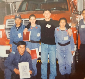 Melisa, con la carpeta roja