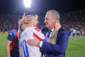 Gustavo Alfaro se abraza con