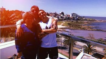 Lucas Torreira junto a sus