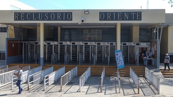 Detienen a mujer por intentar ingresar droga al Reclusorio Oriente en la CDMX