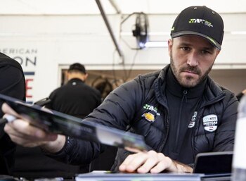 Canapino firmando autógrafos el viernes