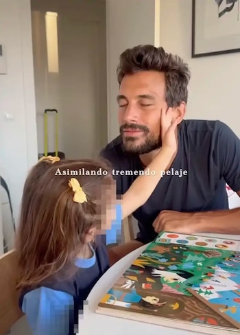 Jaime Astrain junto a su hija tras volver de 'Supervivientes'. (Telecinco)