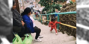 La escalera con pasamanos para