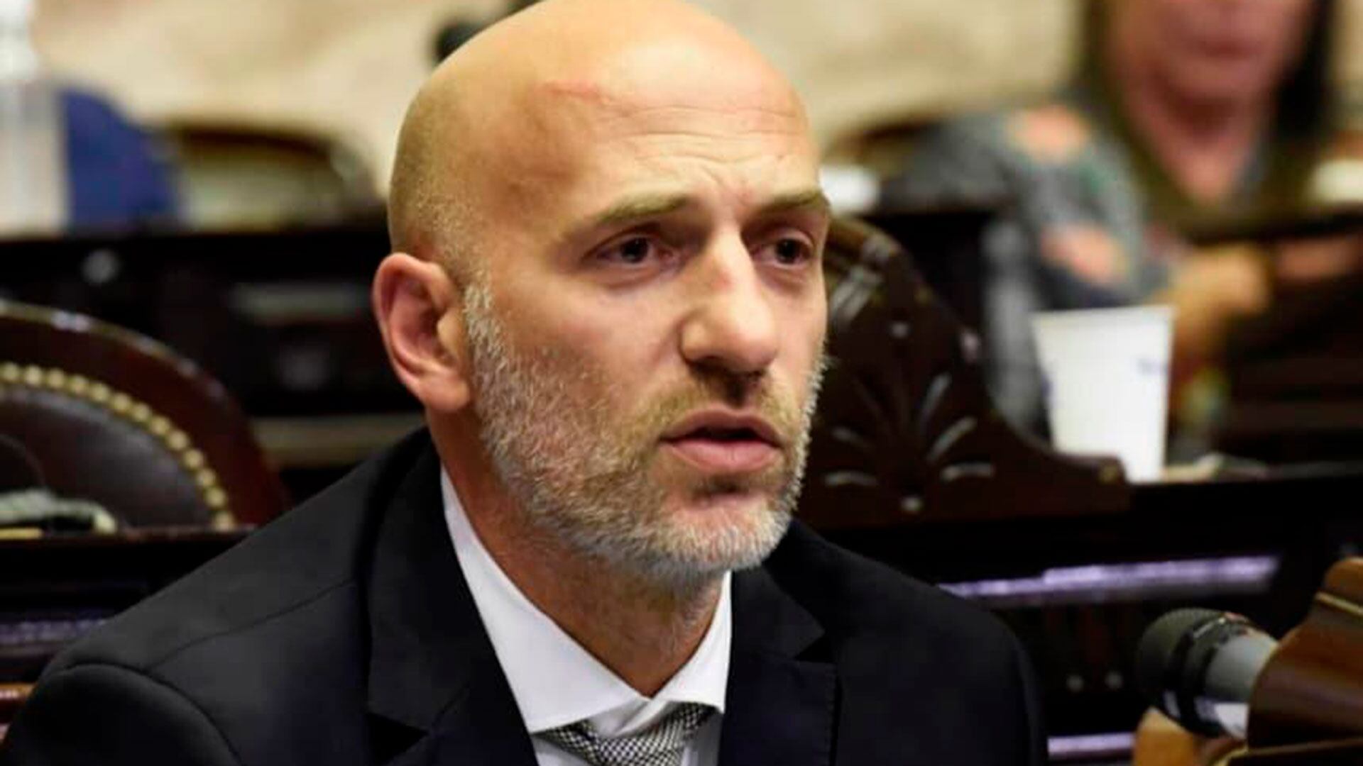 Emiliano Yacobitti, vicerrector de la UBA, cuestionó en redes sociales la política de retenciones cero a los granos implementada por el ministro de Economía, Luis Caputo, resaltando el costo fiscal de la medida