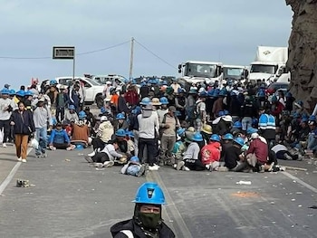 Policías vigilan un punto de