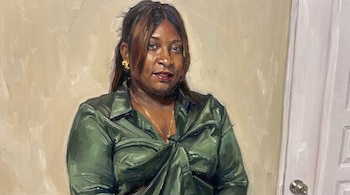 Pintura al óleo de una mujer con piel oscura, cabello castaño, camisa verde abotonada, collar dorado, aretes dorados, y fondo de pared y puerta.